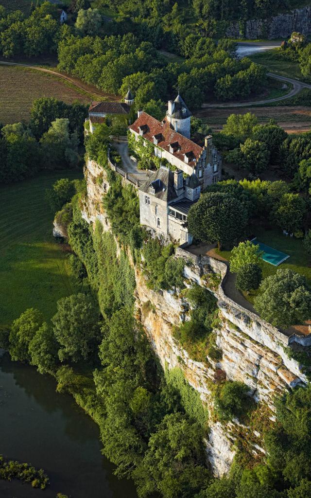 Château de Belcastel au dessus de la Dordogne à Lacave, Lot. #ValleeDeLaDordogne, l'étonnant voyage !