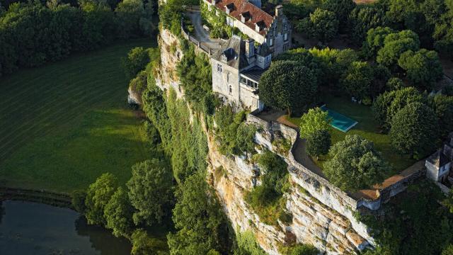 Château de Belcastel au dessus de la Dordogne à Lacave, Lot. #ValleeDeLaDordogne, l'étonnant voyage !