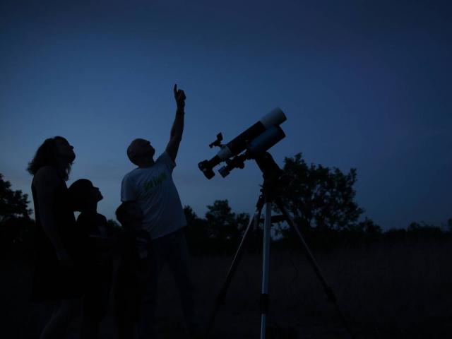 observation-des-toiles-sur-le-causse-j-morel.jpg