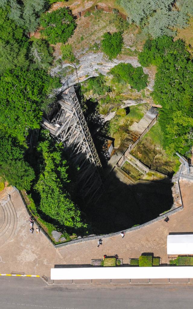 Vue aérienne sur l'Orifice du Gouffre avec une vue plongeante sur le Grand Escalier.