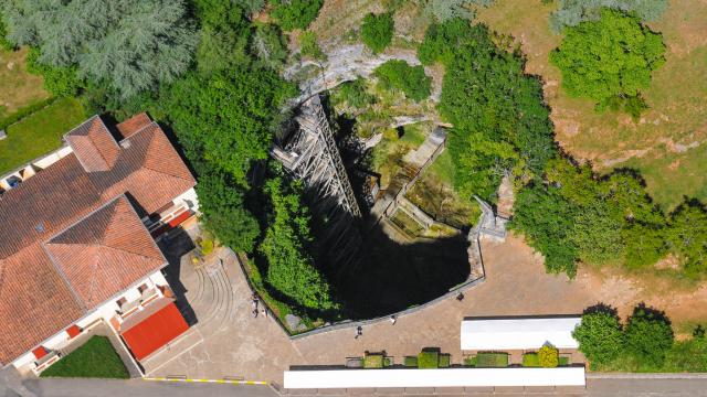 Vue aérienne sur l'Orifice du Gouffre avec une vue plongeante sur le Grand Escalier.