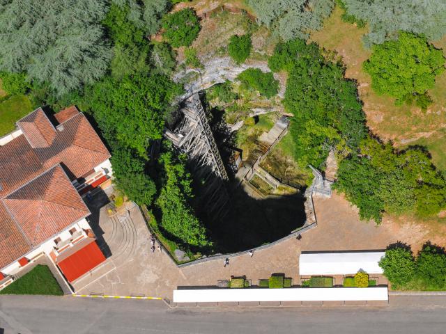 Vue aérienne sur l'Orifice du Gouffre avec une vue plongeante sur le Grand Escalier.