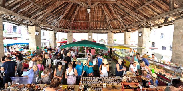 Marché sous la halle à Martel