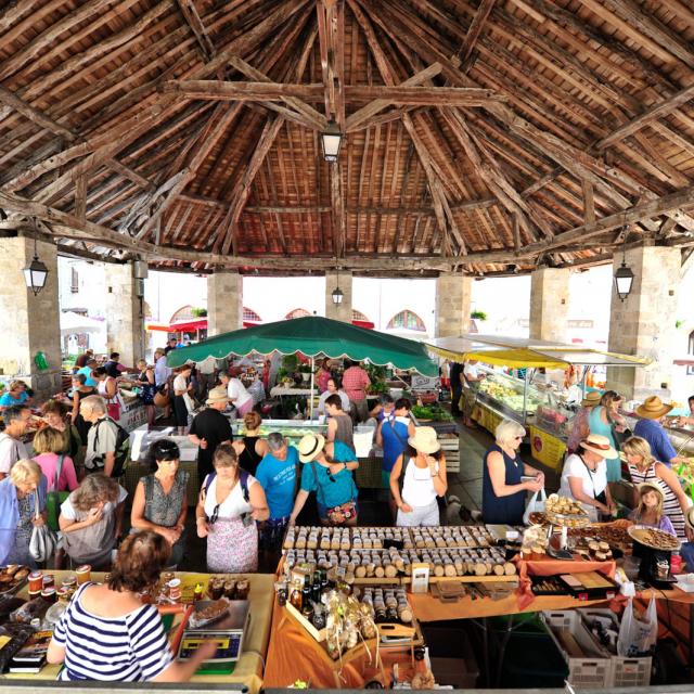 Marché sous la halle à Martel