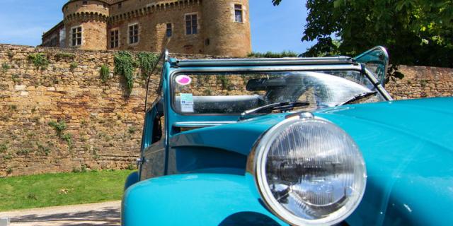 En 2CV au château de Castelnau-Bretenoux