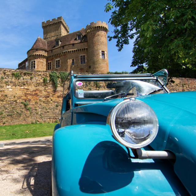 En 2CV au château de Castelnau-Bretenoux