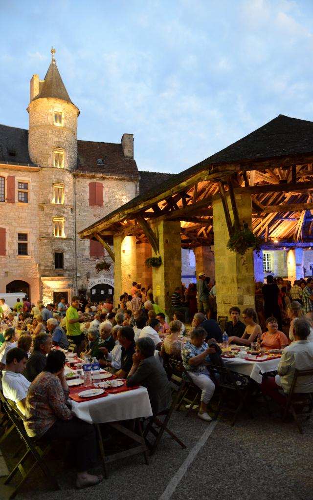 VALLEE DORDOGNE (46) MARTEL. BAL SOUS LES HALLES