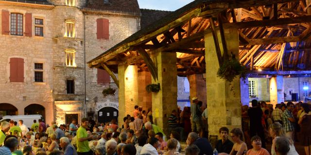 VALLEE DORDOGNE (46) MARTEL. BAL SOUS LES HALLES