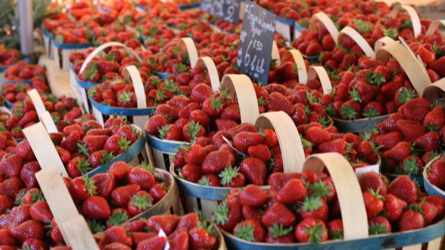 fraises_de_carpentras_au_marche_dapt.jpg