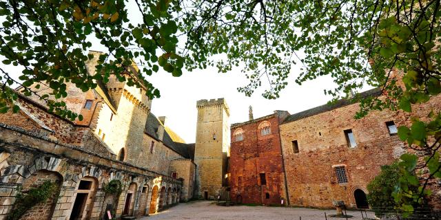 La Cour Du Chateau De Castelnau Bretenoux.jpg