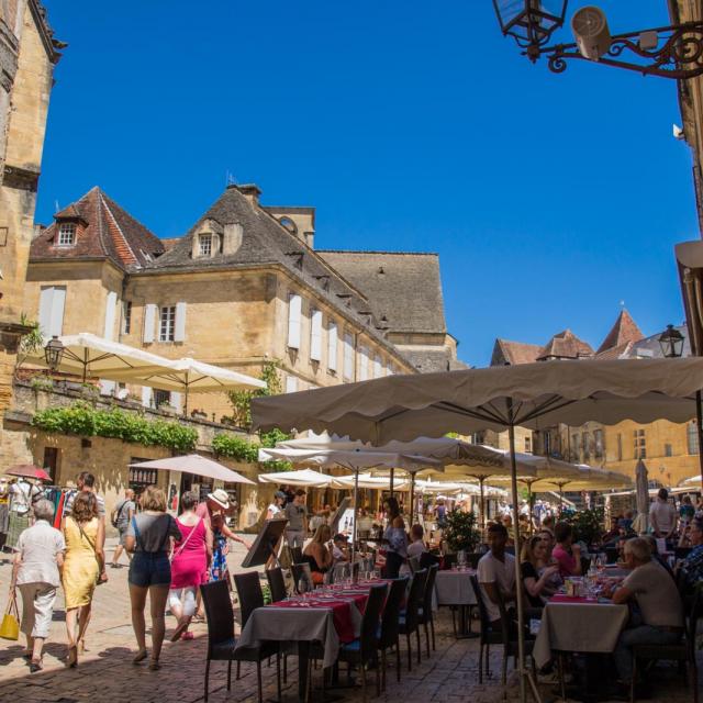 place-de-la-liberte-sarlat_2.jpg