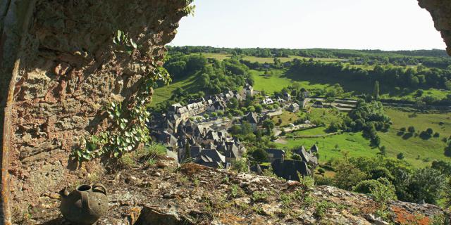 Village vu du chateau de Turenne