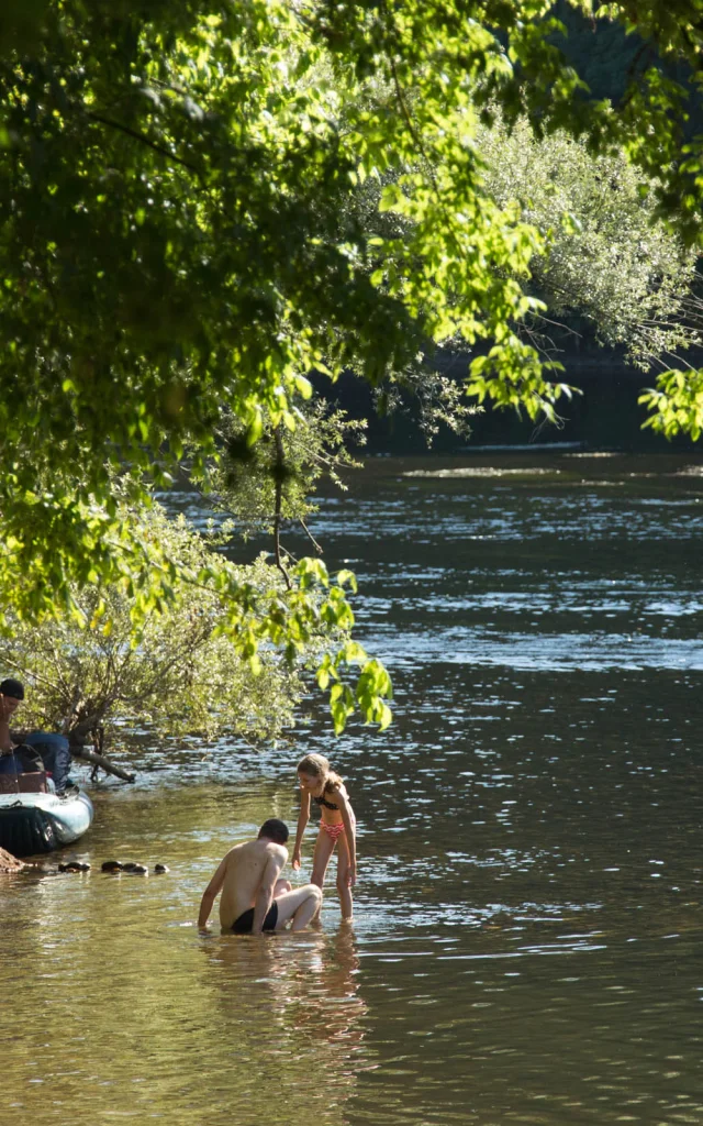 Baignade dans la Dordogne à Montvalent