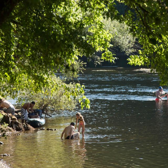 Baignade dans la Dordogne à Montvalent