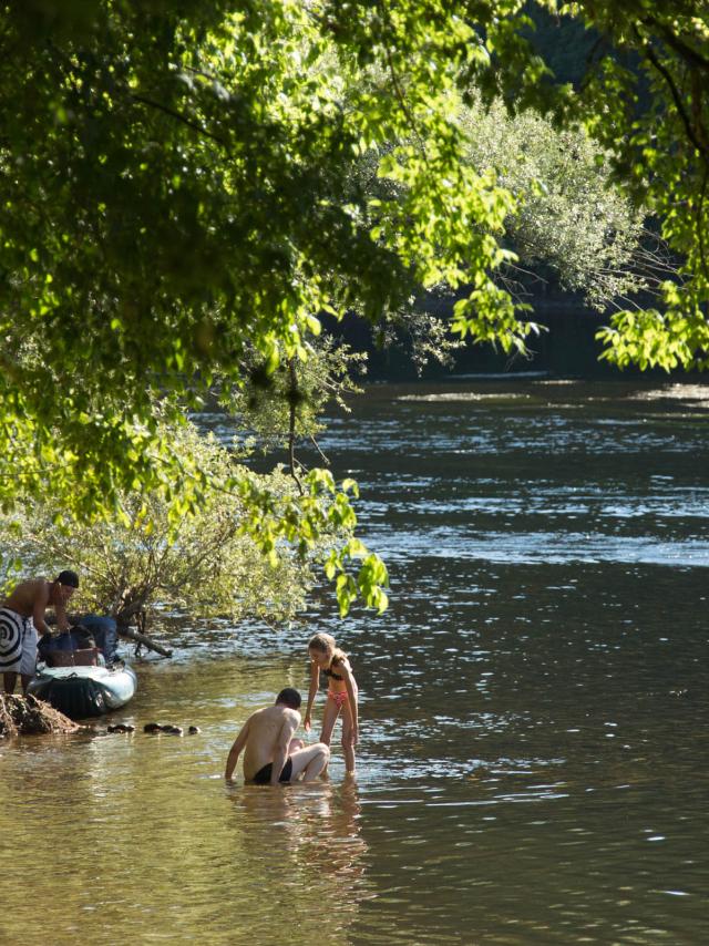 Baignade dans la Dordogne à Montvalent