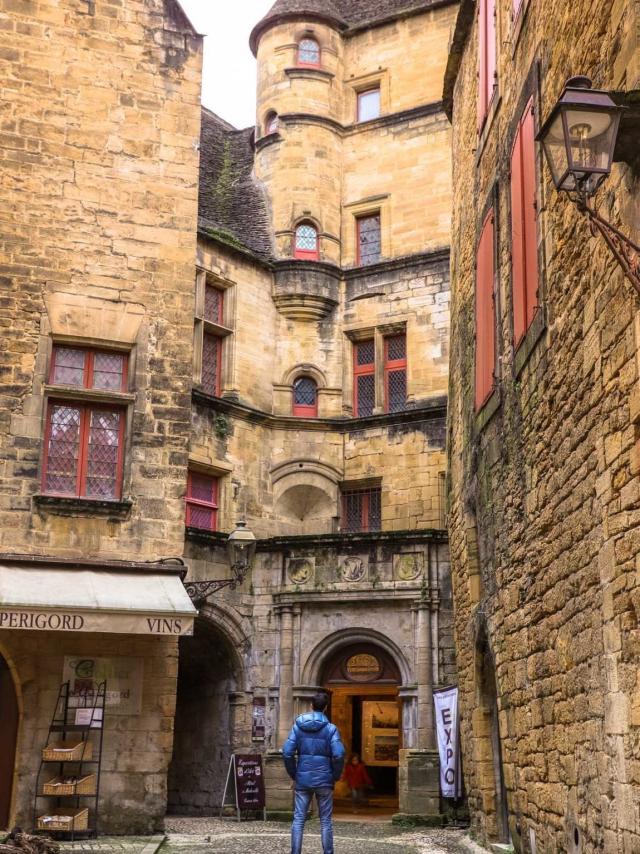 Facade Maison Centre De Sarlat En Dordogne 1150x1725