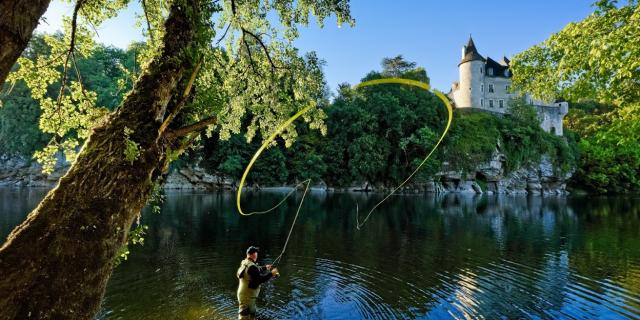 FRANCE. LE LOT. Le Château de la Treyne (hôtel Relais & Chateau ). Photo retouchée: un échafaudage qui masquait une partie de la facade a été effacé.