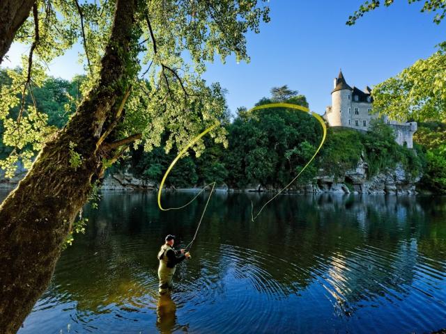 FRANCE. LE LOT. Le Château de la Treyne (hôtel Relais & Chateau ). Photo retouchée: un échafaudage qui masquait une partie de la facade a été effacé.