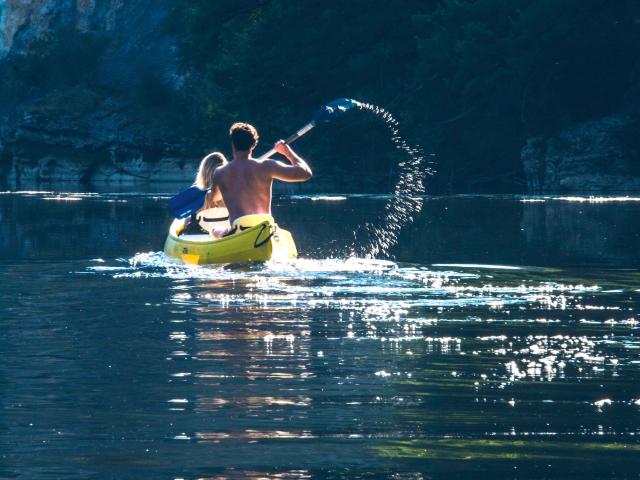 Canoe Sur La Dordogne © Dan Courtice Vallée De La Dordogne