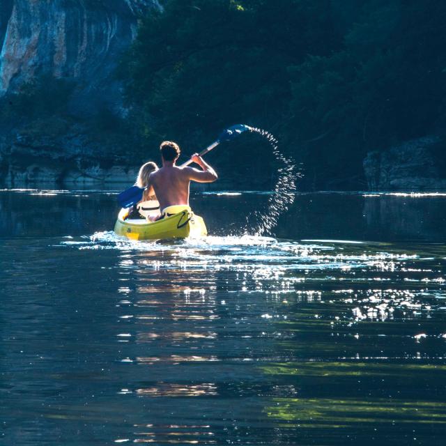 canoe-sur-la-dordogne-dan-courtice-vallee-de-la-dordogne.jpg