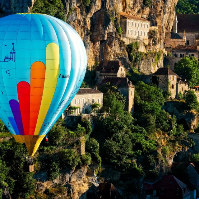 FRANCE. LE LOT. ROCAMADOUR. LA MONGOLFIERE DE L ASSOCIATION ROCAMADOUR AEROSTAT