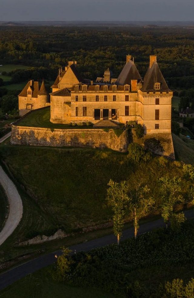 dji-0363-chateau-de-birondeclicdecolle-e1629810805355.jpg