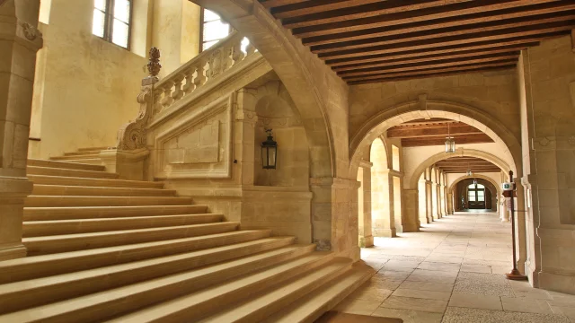 chateau-de-hautefort-escalier-hdefmalika-turin.jpg