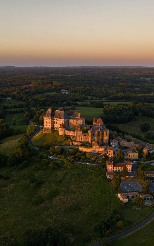 France, Dordogne (24), Périgord Pourpre, Biron, château de Biron, (vue aérienne)//France, Dordogne, Purple Perigord, Biron, Castle of Biron, (aerial view)