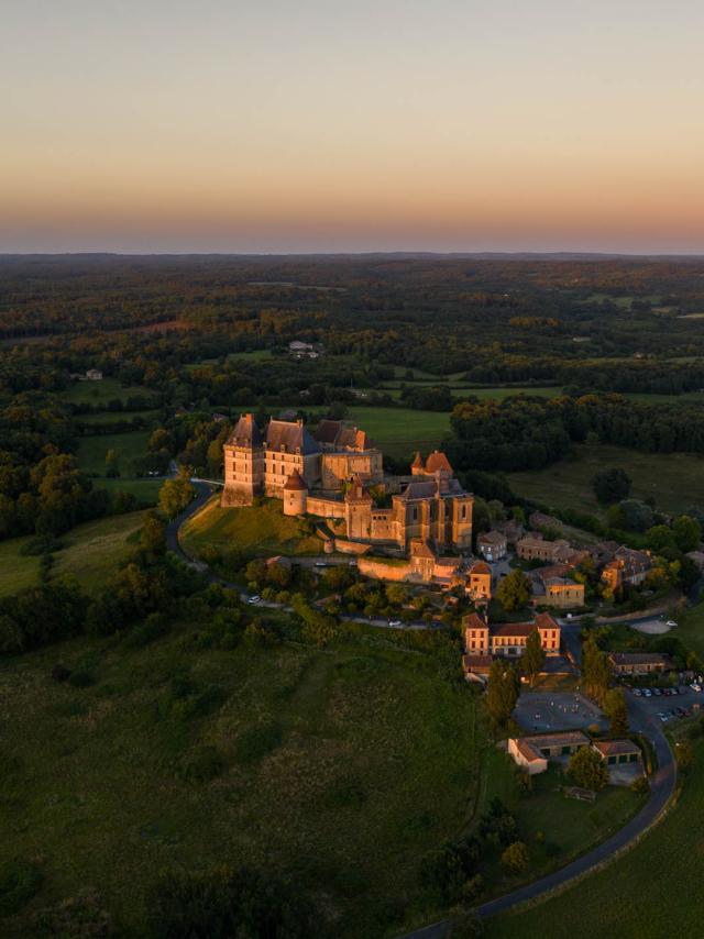 France, Dordogne (24), Périgord Pourpre, Biron, château de Biron, (vue aérienne)//France, Dordogne, Purple Perigord, Biron, Castle of Biron, (aerial view)