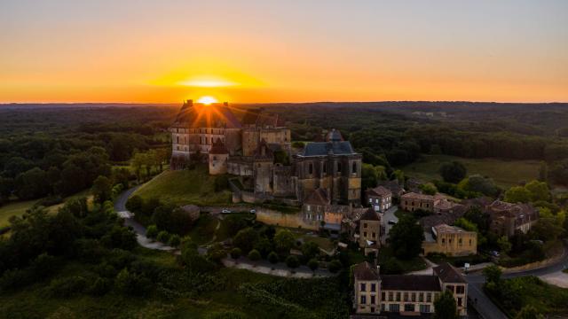 Panorama sur le château de Biron et la campagne environnante