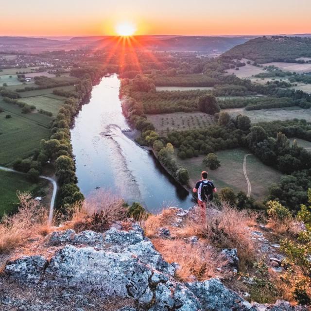 lever-de-soleil-sur-la-vallee-de-la-dordogne-clot-tourisme-teddy-verneuil-1-1920x960-crop-1615909432.jpeg