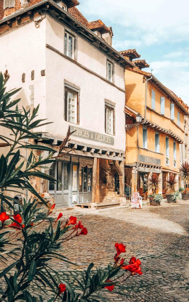 Beaulieu-sur-Dordogne, ruelle et boutiques