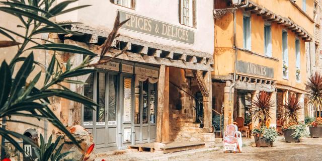 Beaulieu-sur-Dordogne, ruelle et boutiques