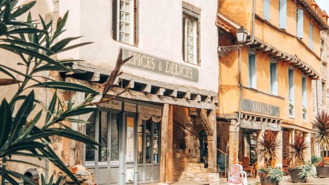 Beaulieu-sur-Dordogne, ruelle et boutiques