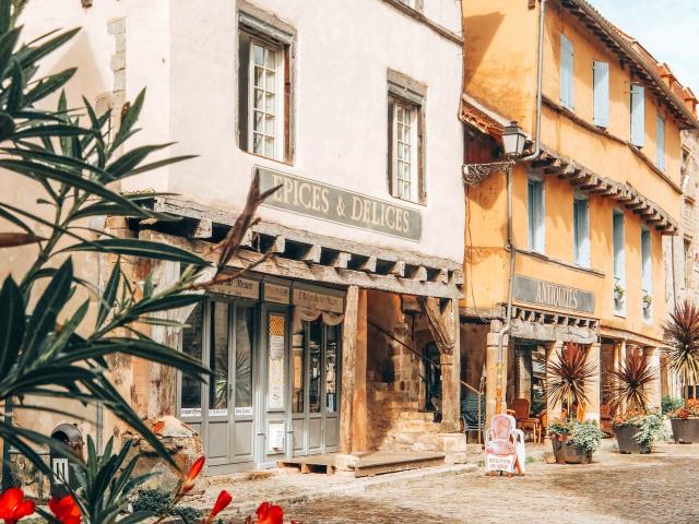 Beaulieu-sur-Dordogne, ruelle et boutiques