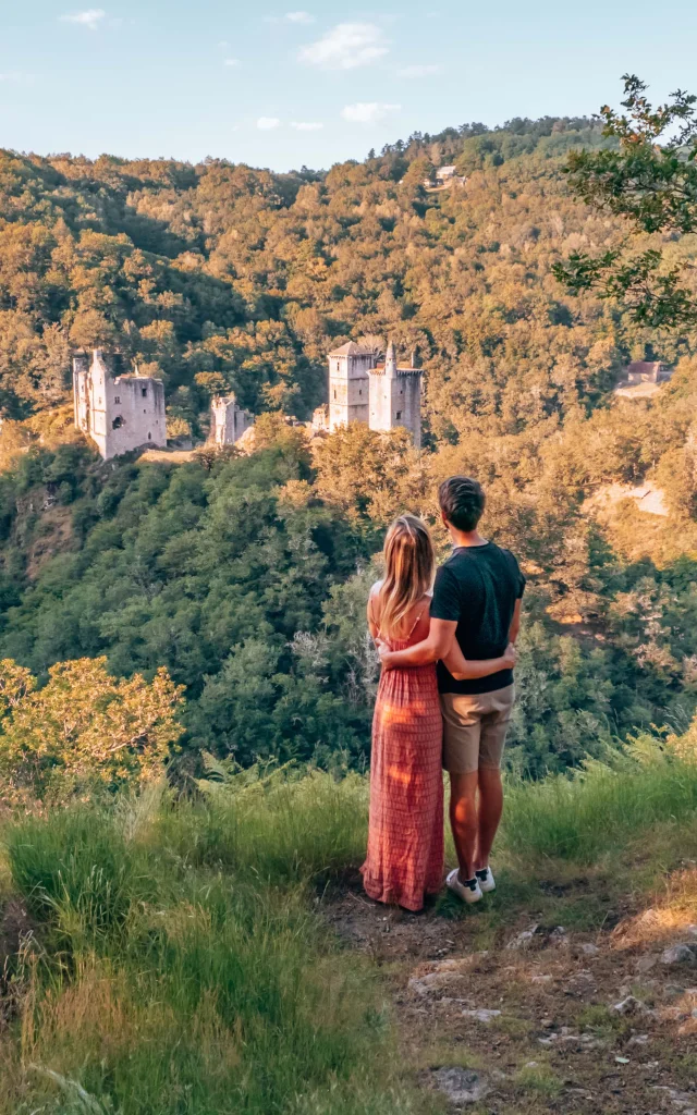 Les Tours De Merles avec un couple d'amoureux