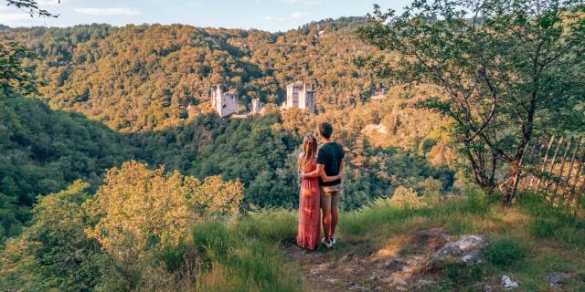 Les Tours De Merles avec un couple d'amoureux