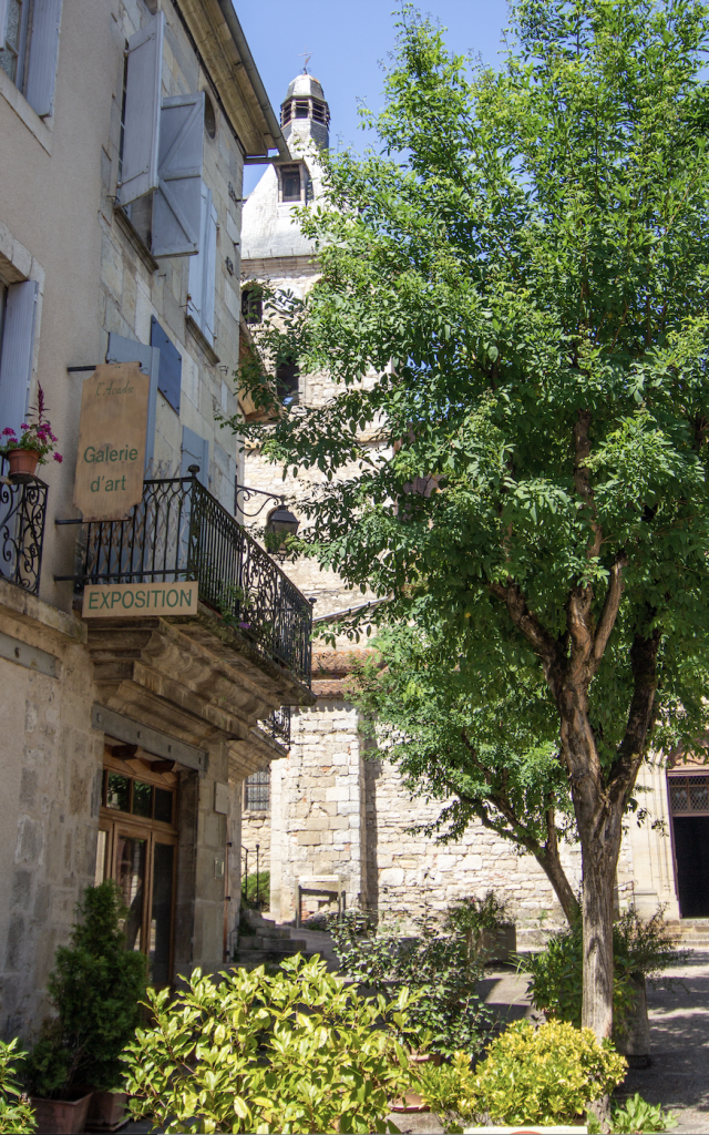 Place de l'église à Cajarc