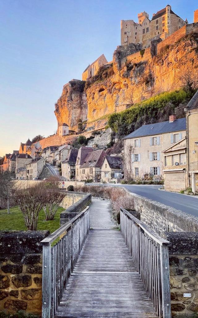 Instagram #chateaudebeynac