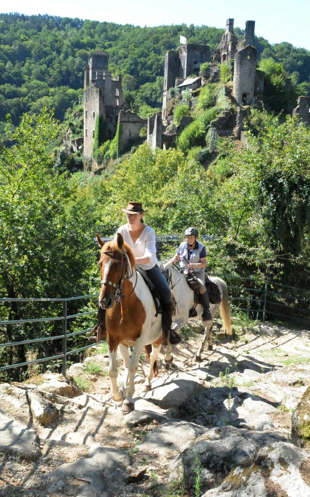 Tours De Merle Randonnée à Cheval © Christelle Bouyoux Corrèze Tourisme