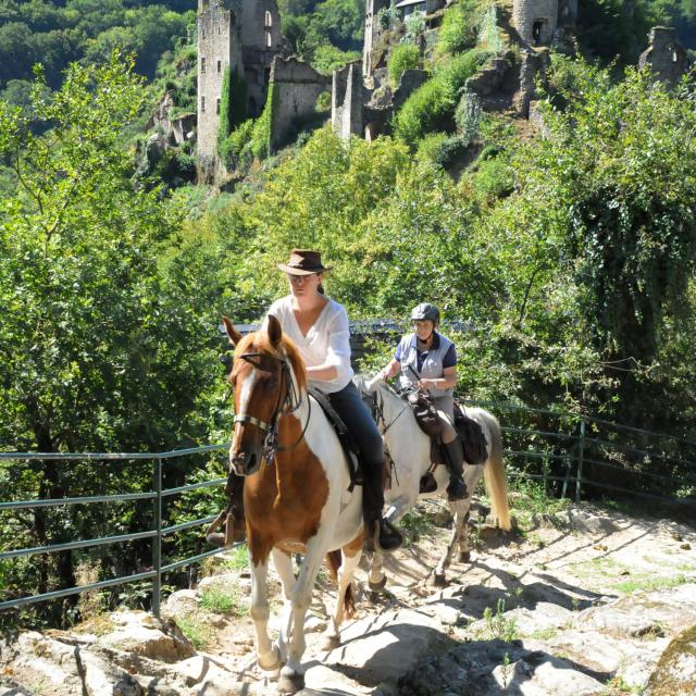 Tours De Merle Randonnée à Cheval © Christelle Bouyoux Corrèze Tourisme