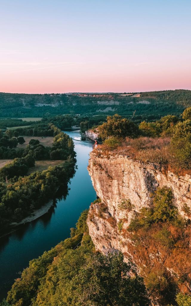 En Contemplation Devant La Vallée De La Dordogne Lot Tourisme Teddy Verneuil 191014 151107