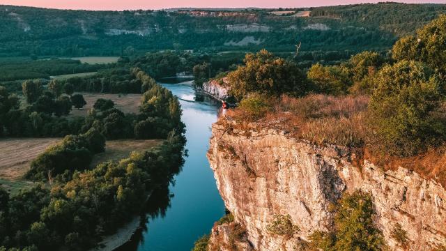 En Contemplation Devant La Vallée De La Dordogne Lot Tourisme Teddy Verneuil 191014 151107