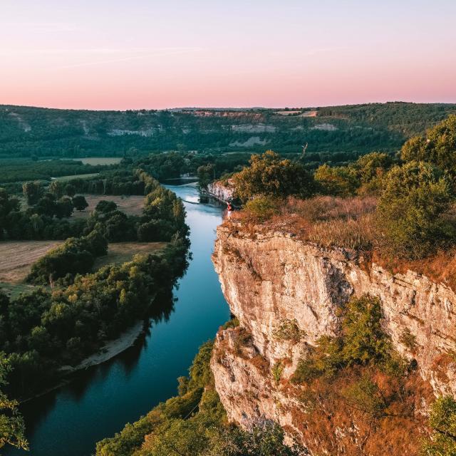 En Contemplation Devant La Vallée De La Dordogne Lot Tourisme Teddy Verneuil 191014 151107