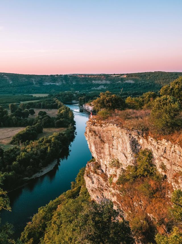 En Contemplation Devant La Vallée De La Dordogne Lot Tourisme Teddy Verneuil 191014 151107