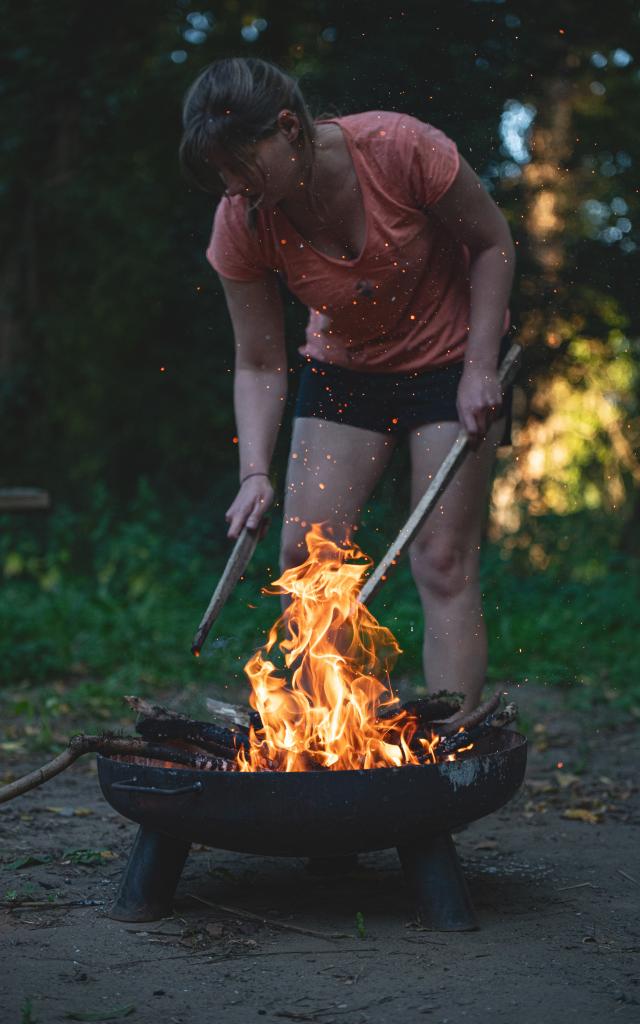 Feu De Camp Camping Femme Dan Courtice