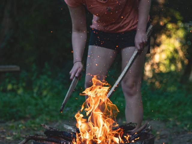 Feu De Camp Camping Femme Dan Courtice