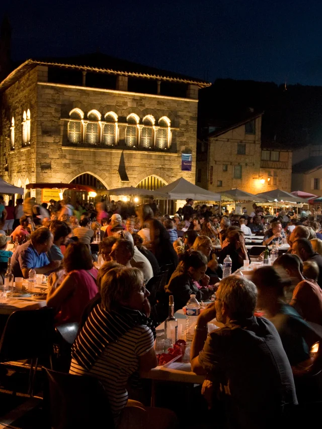 marche-nocturne-de-figeac-lot-tourisme-c-pelaprat-130815-205110.jpg