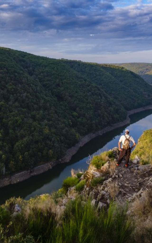 Le belvédère de Gratte-Bruyère offre un panorama à 180° sur la Dordogne. Un point de vue XXL !