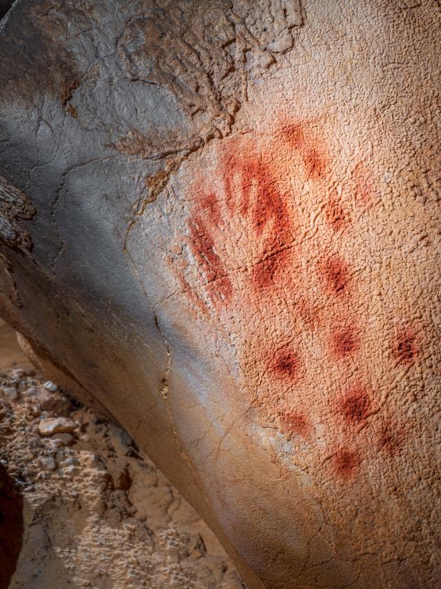 Main et ponctuations rouges - Grotte du Pech Merle